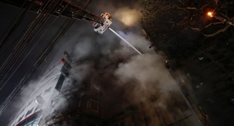 Bangladesh: ढाका में भीषण हादसा, इमारत में आग लगने से 44 लोगों की गई जान