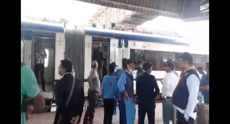Madhya Pradesh: वंदे भारत एक्सप्रेस में लगी आग, यात्री ट्रेन से नीचे उतरे
