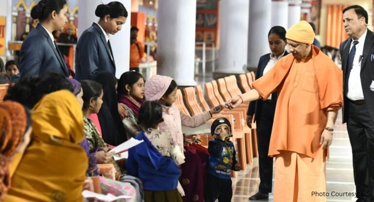 Janata Darshan: गोरखनाथ मंदिर में सीएम योगी ने लगाया दरबार, सुनीं 500 लोगों की समस्याएं