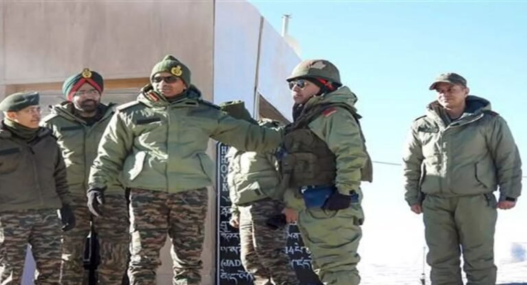 Ladakh: लेफ्टिनेंट जनरल सुचिन्द्र ने ऊंचाई वाले अग्रिम इलाकों का किया दौरा, की परिचालन तैयारियों की समीक्षा