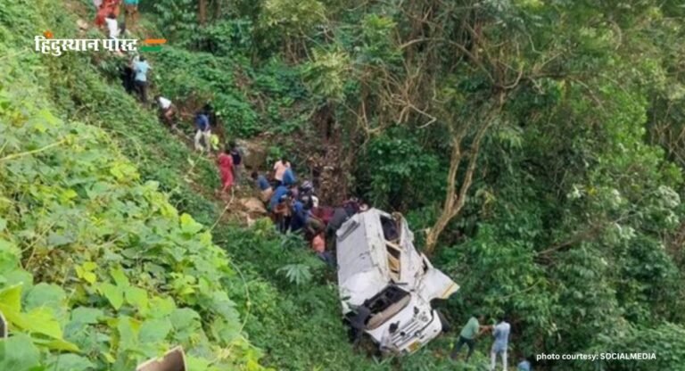Kerala: केरल में पर्यटक बस खाई में गिरी; 4 की मौत, कई घायल