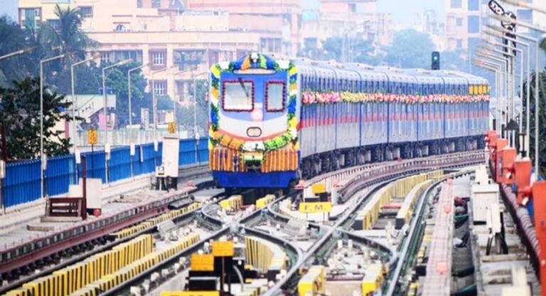 Kolkata:  रोमांचक रहा अंडरवाटर मेट्रो का पहले दिन का सफर, यात्रियों ने लगाए ये नारे