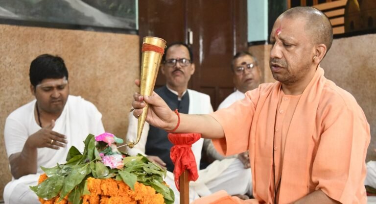 Gorakhpur: मुख्यमंत्री योगी ने किया भगवान भोलेनाथ का रुद्राभिषेक, की यह कामना