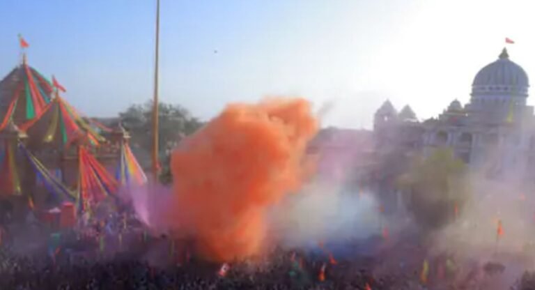 Holi:  गुजरात के सारंगपुरधाम में अद्भुत होली, नासिक ढोल की ताल पर एक लाख लोगों ने मनाया रंगोत्सव