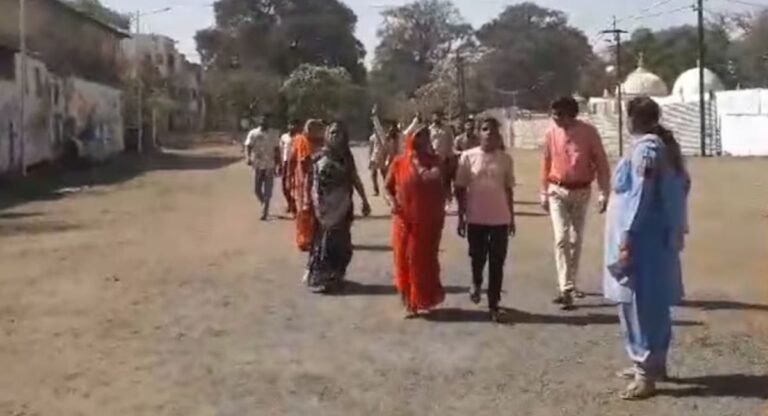 Madhya Pradesh: भोजशाला में 12वें दिन भी ASI सर्वे जारी, हिंदू समुदाय ने किया हनुमान चालीसा का पाठ