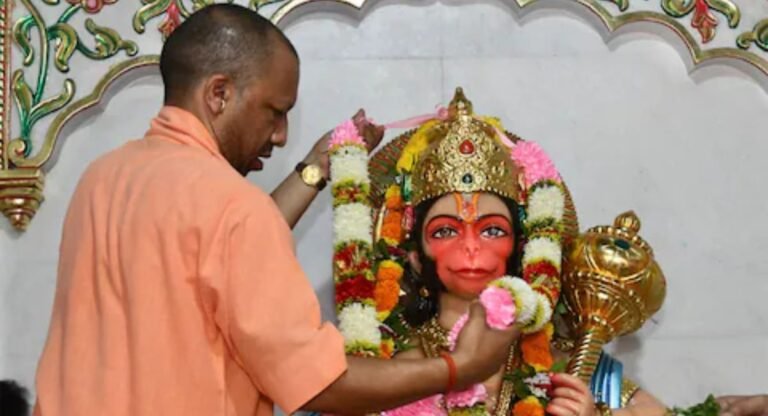 Hanuman Jayanti: सीएम योगी ने की हनुमान जयंती पर गोरखनाथ मंदिर में पूजा-अर्चना