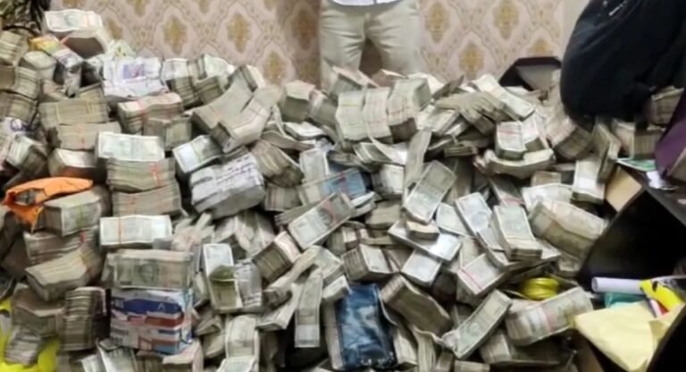 ED Raids in Jharkhand: नोटों का पहाड़ देख दंग रह गए ED के अधिकारी! मंत्री के PA के नौकर के घर मिली करोड़ों की नकदी