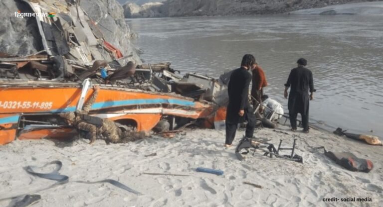 Pakistan: POK के गिलगित बाल्टिस्तान में सिंधु नदी के तट पर पलटी बस, 20 की मौत